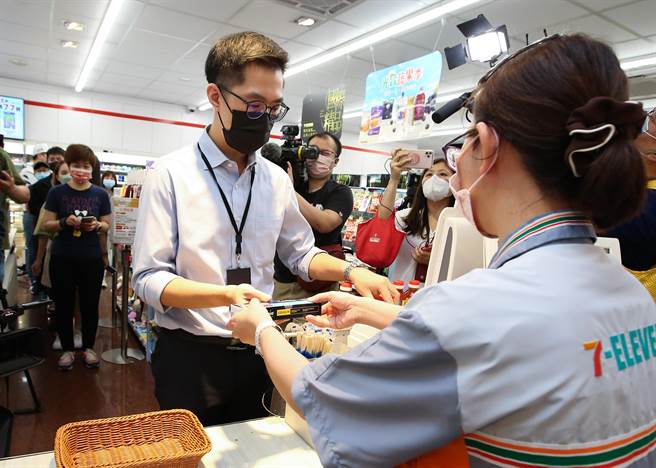 北北基桃4大超商、8个通路从今日起不必出示健保卡，同步开卖快筛剂，每人每日限购一剂，让有需要的消费者能够买到，一同度过疫情。（陈俊吉摄）