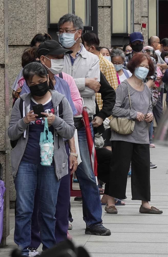 具医疗贩售证的4大超商、卖场9日加入贩售行列，但许多民眾仍习惯一早到药局门口排队购买。（黄子明摄）