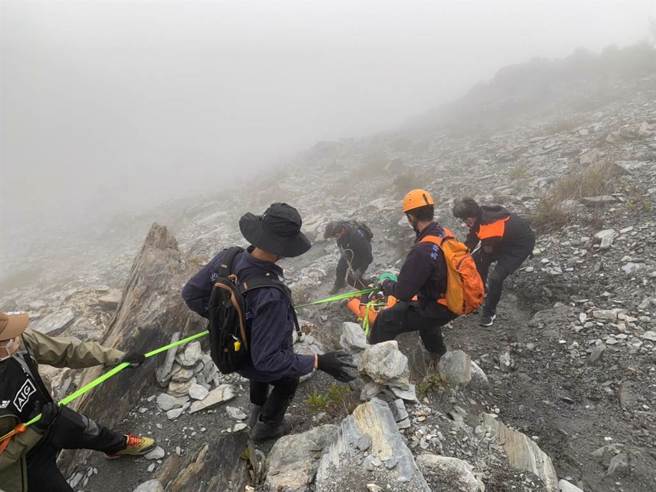 50多歲男爬關山嶺昏倒無呼吸心跳，警消人員在陡峭山谷中展開救援。（民眾提供）
