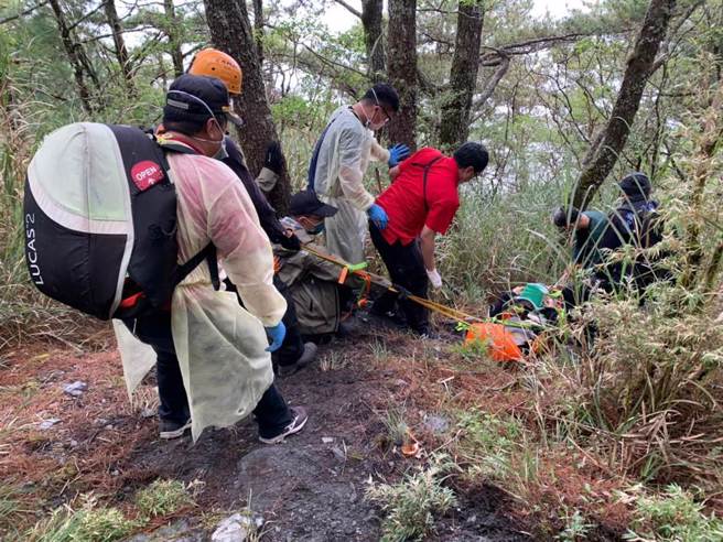 50多歲男爬關山嶺昏倒無呼吸心跳，警消人員在陡峭山谷中展開救援。（民眾提供）
