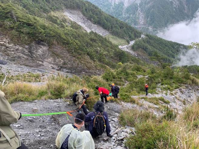 50多歲男爬關山嶺昏倒無呼吸心跳，警消人員在陡峭山谷中展開救援。（民眾提供）

