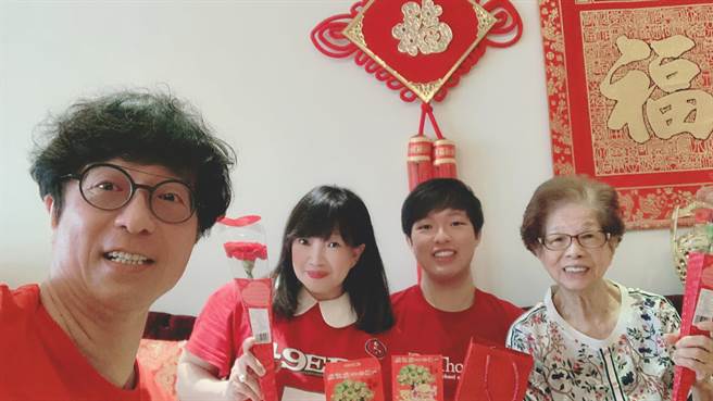 蒋三省（左起）、游美龄、蒋荣宗与蒋妈妈。（JMS蒋三省音乐提供）