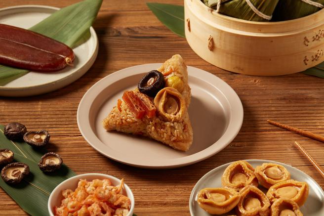 SOGO忠孝馆鲤鱼黄金乌鱼子鲍鱼粽3入，840元。（SOGO提供）