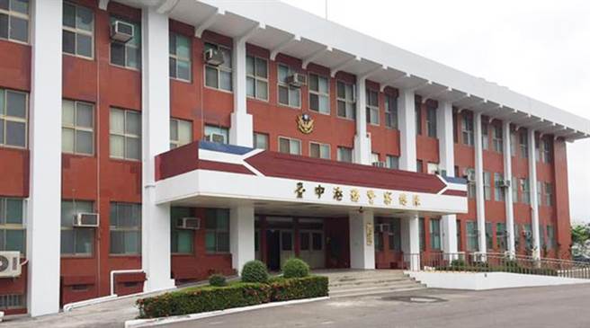 台中港務警察總隊西碼頭中隊，9日傳出有3名員警確診。（翻攝台中港務警察總隊臉書）