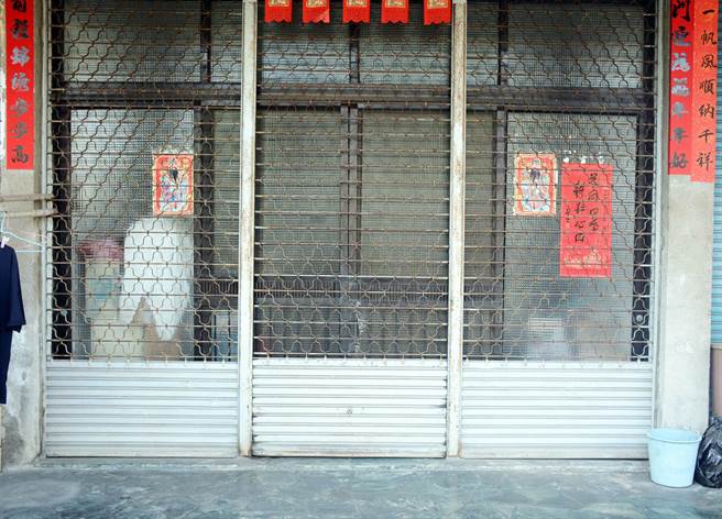 弘朗生技公司位址登记在潮州镇一处老旧民宅，现场铁门深锁、邻居指称少有人出入。（林和生摄）