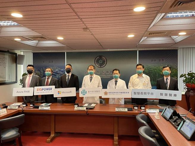 （退輔會、台中榮總9日與台灣微軟、奇唯科技，共同簽署合作案，台中榮總院長陳適安（左4）及台灣微軟總經理孫基康（左3）等人，均親自出席簽署儀式。圖／劉朱松）