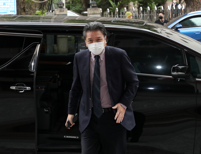 蔡英文总统提名亲民党秘书长李鸿钧为监察院副院长。李鸿钧（见图）9日在立法院受访表示，感谢蔡总统的肯定与提名，并遵循监察委员超越党派、独立行使职权的原则，辞去亲民党秘书长职务、退出政党与所有政党活动，全力争取立委的支持与同意，以进入监察院与其他监察委员一同努力。（刘宗龙摄）