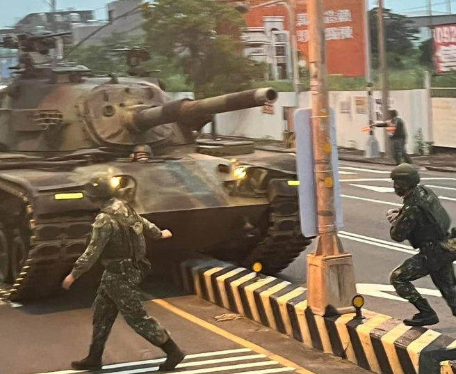 陆军CM11战车今（9日）清晨因操作不慎，撞上新竹县湖口乡八德路的交通号志杆。（翻摄自脸书社团爆废公社公开版）