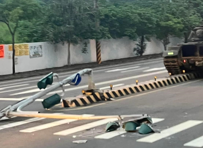 陆军CM11战车今（9日）清晨因操作不慎，撞上新竹县湖口乡八德路的交通号志杆。（翻摄自脸书社团爆废公社公开版）