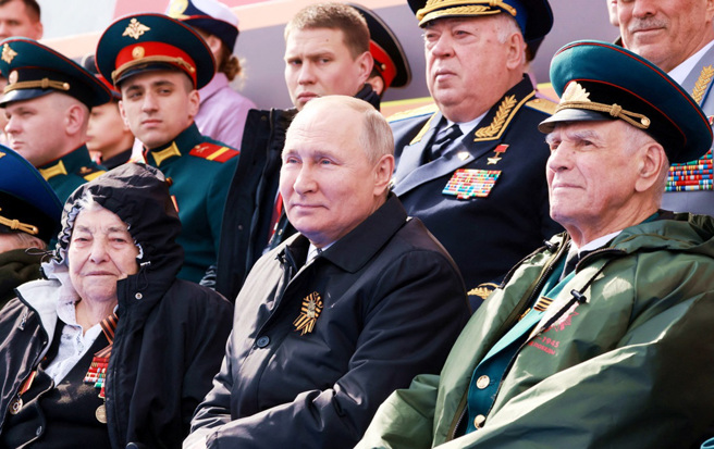 俄羅斯5月9日勝利日閱兵儀式登場，普丁在現場觀看儀式。（圖／路透社）