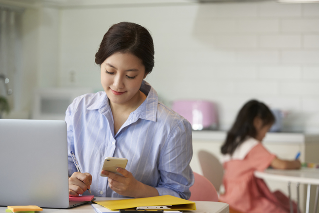 不少妈妈利用空閒时间接案。（PRO360达人网提供）