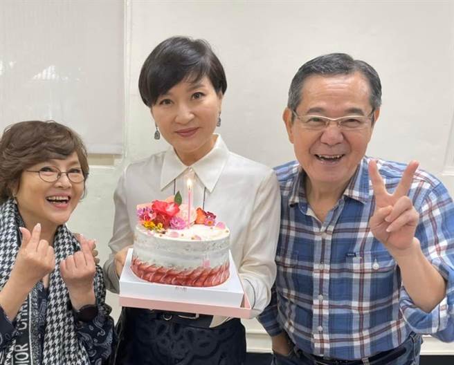 纪宝如(左)是台湾优质生命协会秘书长，一直热心公益。（摘自脸书）