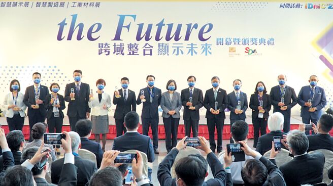 總統蔡英文出席Touch Taiwan 2022智慧顯示展，瑞鼎科技副總經理暨技術長林文聰（右六）代表領獎。圖／業者提供