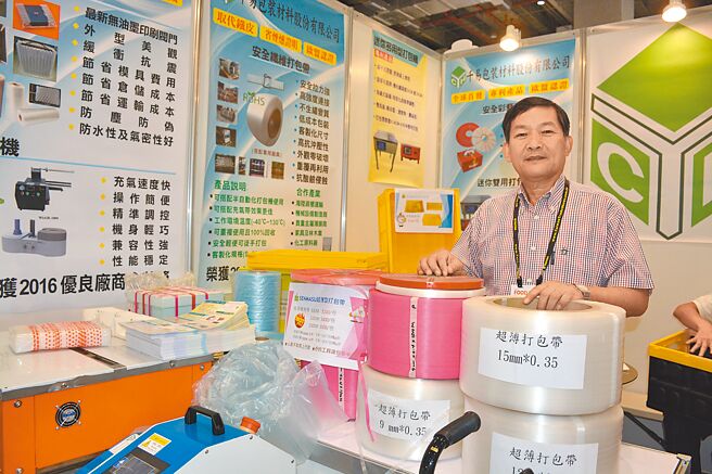 千易包装材料公司总经理邱奕宗表示，新一代精品级的「超薄型」打包带＆打包机，专用于0.15～0.4mm打包带，满足客制化需求。图／李水莲