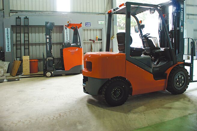 力威机械以自创品牌「Leway」日以继夜制造各式堆高机设备，抢攻国内外市场。图／傅秉祥