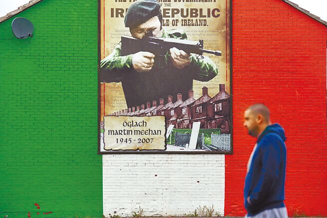 主张北爱和爱尔兰统一、与爱尔兰共和军（IRA）有长期源渊的新芬党（Sinn Fein），在英国北爱尔兰议会选举中赢得歷史性胜利，在90席中拿下27席，跃居议会最大党。图为贝尔法斯特街头一幅支持IRA的涂鸦。（路透）