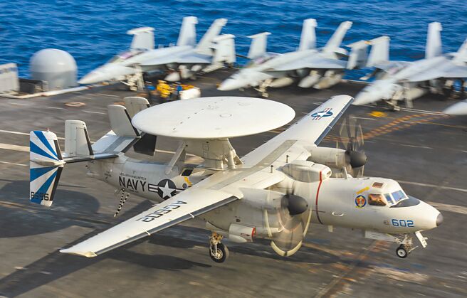 军方消息来源透露，空军有意向美採购6架E-2D空中预警机，美方态度保留，极可能拒售。图为E-2D先进鹰眼预警机降落在林肯号航空母舰上。（摘自美国海军官网）
