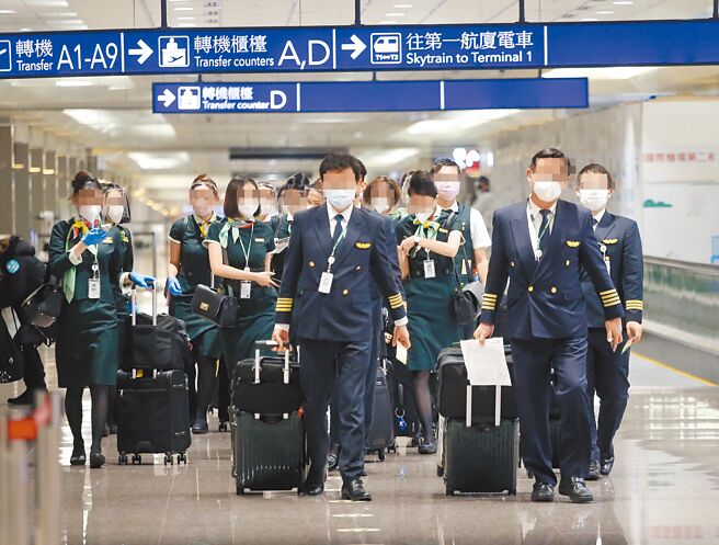 桃园市机师职业工会明将赴卫福部疾病管制署前举行记者会，强烈要求将机组员检疫3+4改为「以筛代检」。图为刚结束飞行任务的机组员返抵桃园机场。（图中非新闻当事人，本报资料照片）