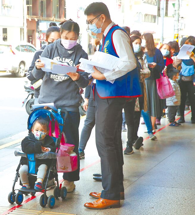 协助解决防疫保单之乱，金管会昨（8）日邀集产寿险公会及相关业者开会，要求改以数位新冠病毒健康证明代替诊断证明书，作为理赔文件。（本报资料照片）