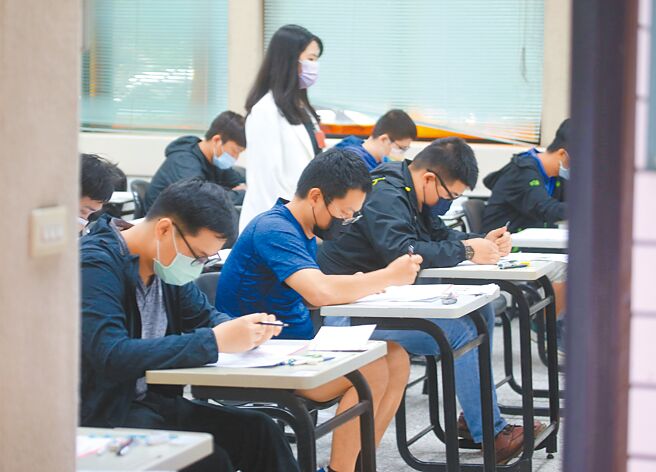 台电8日举办新进雇用人员甄试，实际到考人数9225人，预计录取857人，竞争激烈。（陈君玮摄）