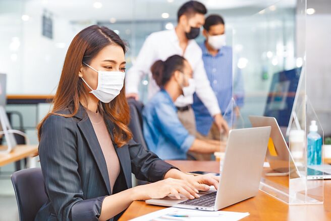 新鲜人找工作，今年起薪、工作机会「疫」外攀升，人力银行建议，做足准备、选对产业，才能赢在起跑点。（全球人寿提供）