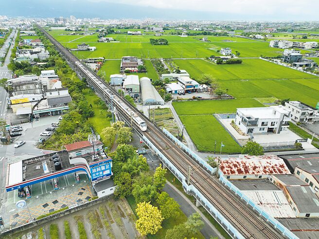 随高铁宜兰站址敲定，高铁预定地里的农地瞬间热门起来，原本1坪2万至3万，如今价格跟着水涨船高。（吴佩蓉摄）