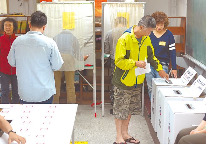 藍綠台北市議員初選結果全數出爐，各黨派將在年底爭取61席次。圖為2018年九合一大選投票情形。（本報資料照片）