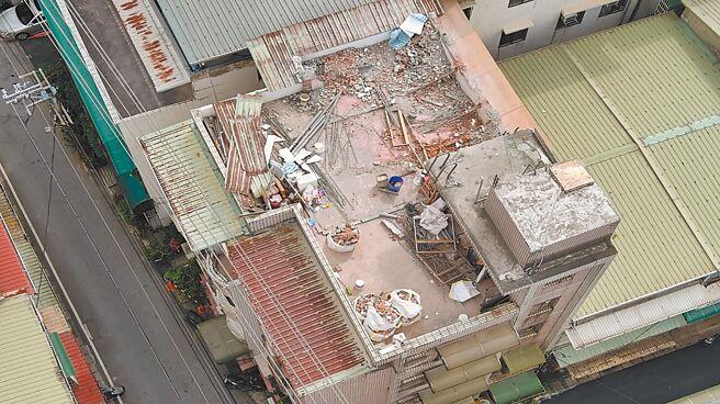 新北市泰山区一处透天厝屋主违法加盖，甚至将违建隔间出租，遭民眾检举后已在期限内自行拆除完毕。（新北市政府工务局提供／吕健豪新北传真）