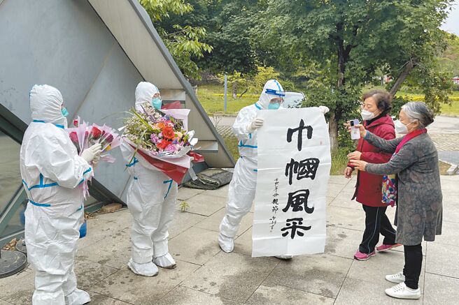 有证券团队研究报告推算，大陆一线、二线城市都实施常态化核酸检测，初估每个月费用为1212亿元（人民币，下同，约台币5395亿元），年花1.45兆元。图为昨天是母亲节，北京市房山区提香草堂小区的居民向在抗疫一线工作的「妈妈大白」献花。（中新社）