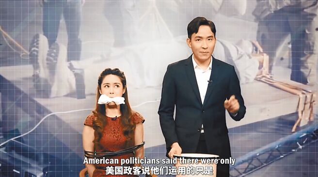 新華社8日以雙英文主播方式，批評美國以民主之名在世界多地挑起戰爭，實則為了石油利益。（摘自新華社微信號）