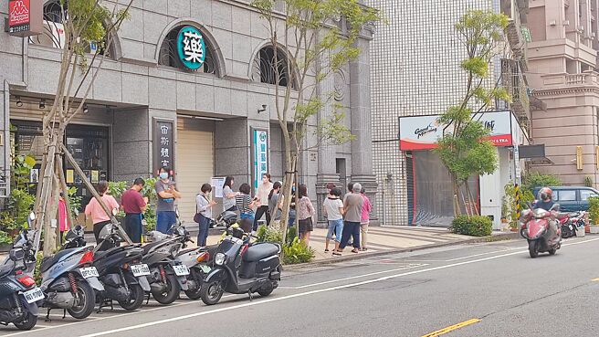 快筛一剂难求，民眾大排长龙还不一定能买到快筛，桃园市桃园区龙凤里长黄进仕成立快筛银行，让有紧急需求民眾领取快筛。（赖佑维摄）