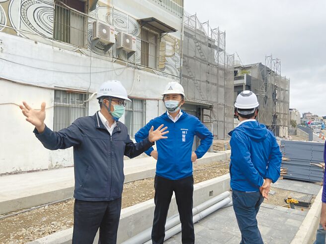 新竹市公道三新辟道路将在本月底通车，11日起竹光路、延平路一段291巷将封路14天，市长林智坚（中）昨天前往了解工程进度，紧盯最后施工品质。（陈育贤摄）