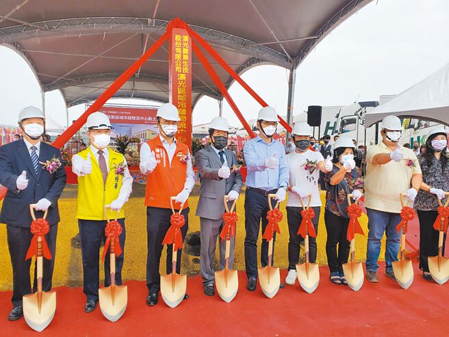 农粮署设在西螺镇汉光果菜生产合作社的汉光区域级冷链物流中心8日动土，总造价达8.6亿多元，左三为农委会主委陈吉仲。（周丽兰摄）