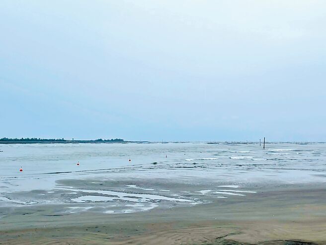 西部沿海漂沙現象不斷南移，東石壽島不斷長大、變長，已延伸至嘉義縣第3漁港港嘴，導致航道淤沙嚴重。（張建成提供／呂妍庭嘉義傳真）