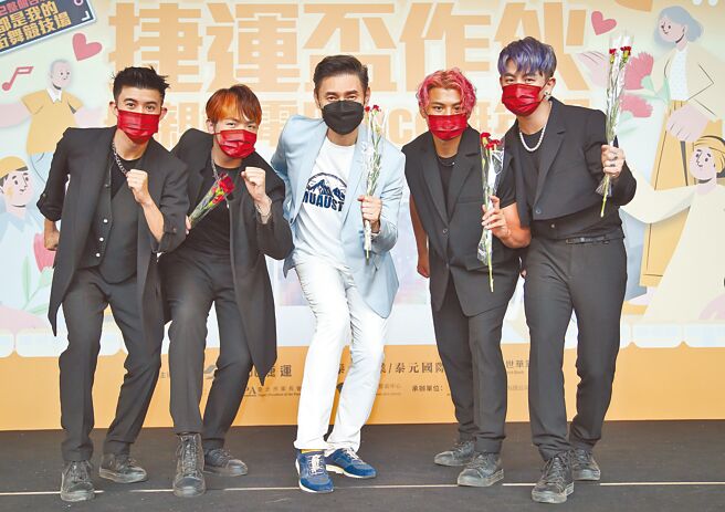 包伟铭（中）与B.T.O.D昨出席捷运杯街舞大赛记者会。（陈俊吉摄）