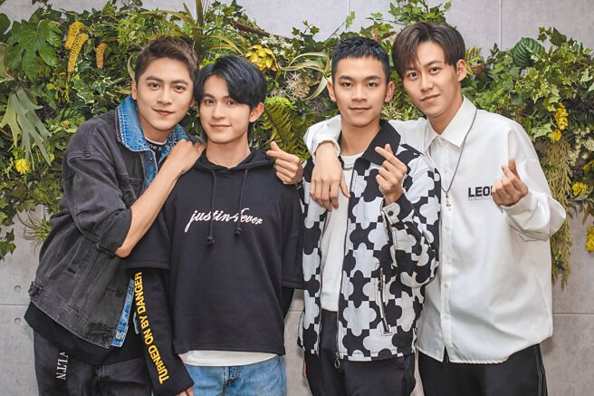 黄新皓（左起）、林晖闵、林炜杰、郭宇宸4人在《基因决定我爱你》代表爱情的4大问题。（LiTV、达腾娱乐提供）