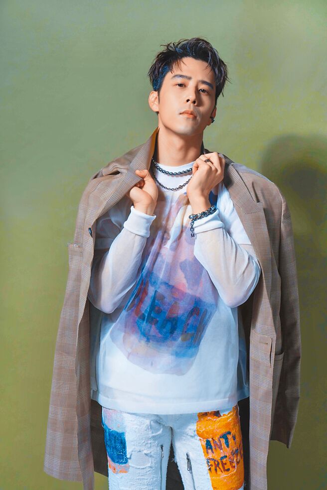 百变的角色设定，胡宇威笑说就是对自己最大的挑战。佩戴Mikimoto Passionoir系列黑珍珠长炼（细版）8万3000元、粗版黑珍珠项炼搭配白金扣头34万5000元、黑色纯银耳骨夹9000元；Talisman Glide系列黑珍珠弹性手炼15万2000元、粗版黑珍珠手炼7万6000元。（服装提供Givenchy／石智中摄）