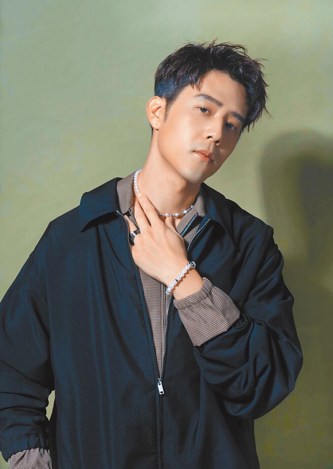 胡宇威说每拍一部戏都是在探索自己未知的可能。Mikimoto M Code Liberte系列珍珠串炼14万2000元，Passionoir白金镶钻镀铑戒指11万9000元、Talisman Glide珍珠手炼12万3000元。（服装提供Givenchy／石智中摄）