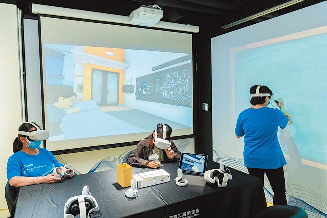 「元宇宙 XR Hub Taiwan」引領民眾走進虛擬世界，像疫情間不能一起上課的同學教室，在元宇宙中就能齊聚「教室」學習。（石智中攝）