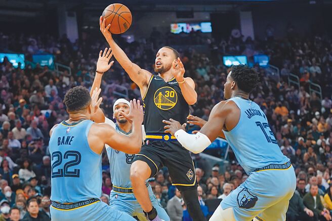 就算面对3名灰熊球员包夹，柯瑞照样找到切入上篮空隙。（美联社）