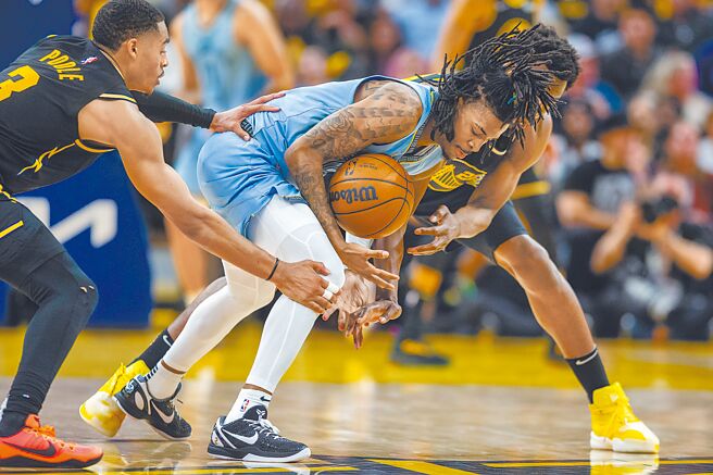 就是普尔（左）这个拉扯莫兰特右膝盖动作引发争议。（美联社）