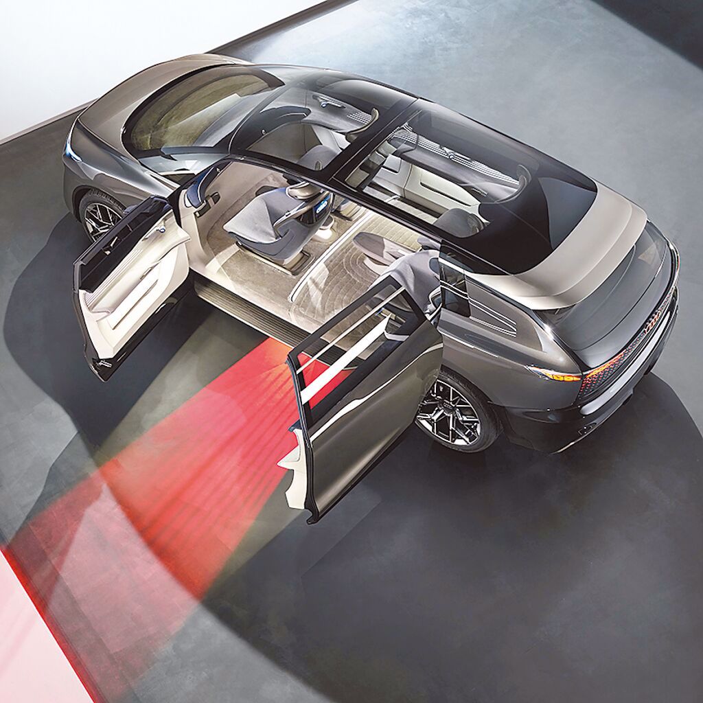 對開式車門設計，紅色投影兼具警示與照明功能。（Audi提供）