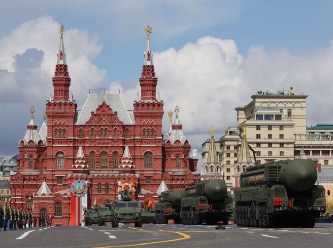 如果与前几年的红场阅兵规模及内容比较，今年阅兵节目安排显得相当潦草，有种虚应故事的感觉，可能是乌克兰战争还在进行中，莫斯科政军要员没太多心思放在庆典安排上。（图／路透）