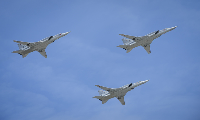 今年红场阅兵一直到彩排时都还有规模可观的空中编队，但9日正式举行时却临取消了空中分列式，理由是天气不佳。图为彩排时的图-22逆火式轰炸机编队。(图／美联社）