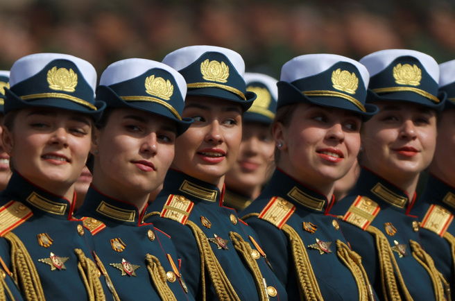 在对军事略乌克兰时举行抗击侵略的纪念活动，本来就是个极大的讽刺，更是现在陷入胶着的俄乌战争的不祥之兆。（图／路透）