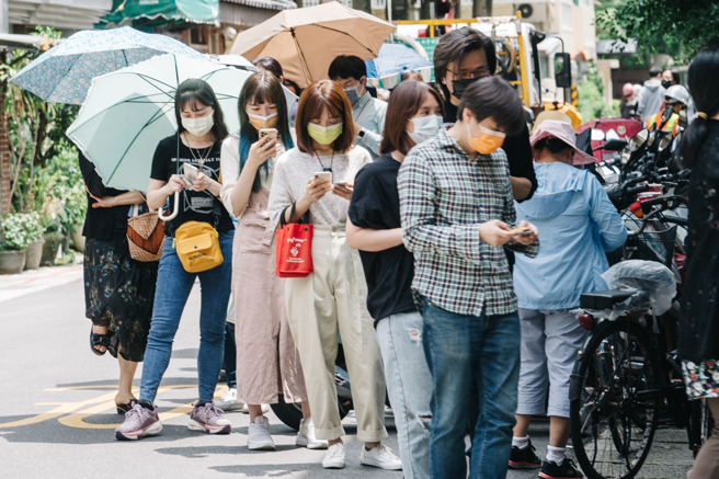 医师沈政男认为，今天会是关键，因没有假日效应，估计本土确诊病例会破7万。图为民眾排队买快筛照。（图／记者郭吉铨摄影）