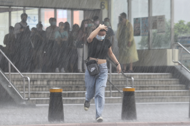 周五到下周一梅雨滞留锋在台湾徘徊，注意中、小尺到对流带来的剧烈天气及累积的致灾性降雨。（资料照）