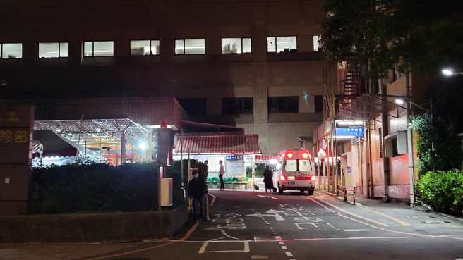 氣象主播戴立綱近日深夜開車行經台大醫院時，發現仍有不少救護車等待排隊進入醫院，急診室外也有不少等叫號的病患。（圖／翻攝自戴立綱臉書）