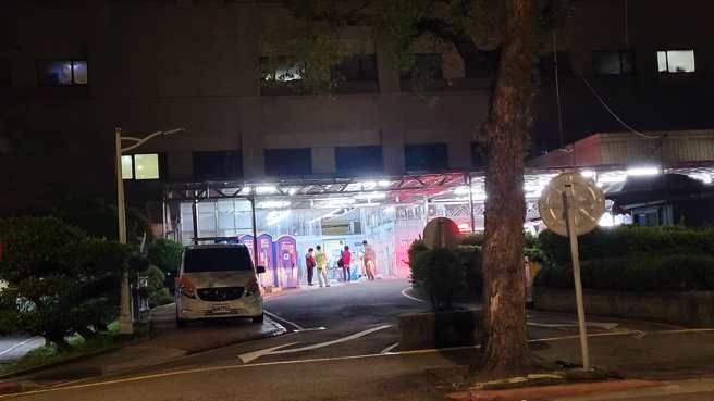 急診室外也有不少等叫號的病患。（圖／翻攝自戴立綱臉書）