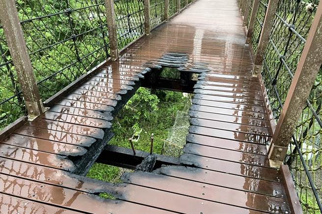 內灣吊橋疑遭縱火，近中段橋面被燒成一個長方形的大洞。（張良印提供／羅浚濱新竹傳真）